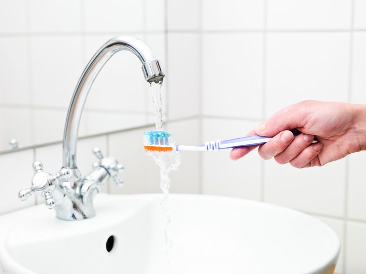 Consejos para mantener limpio tu cepillo de dientes usa agua tibia para enjuagar