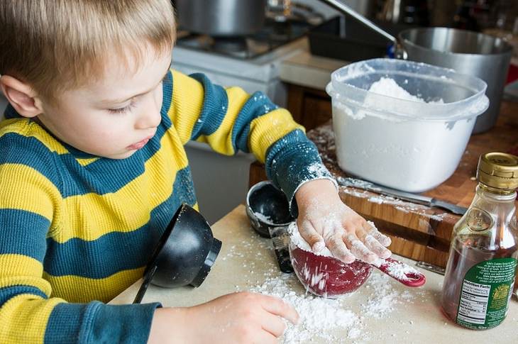 Cómo ayudar a desarrollar el cerebro de tus hijos participación en la cocina