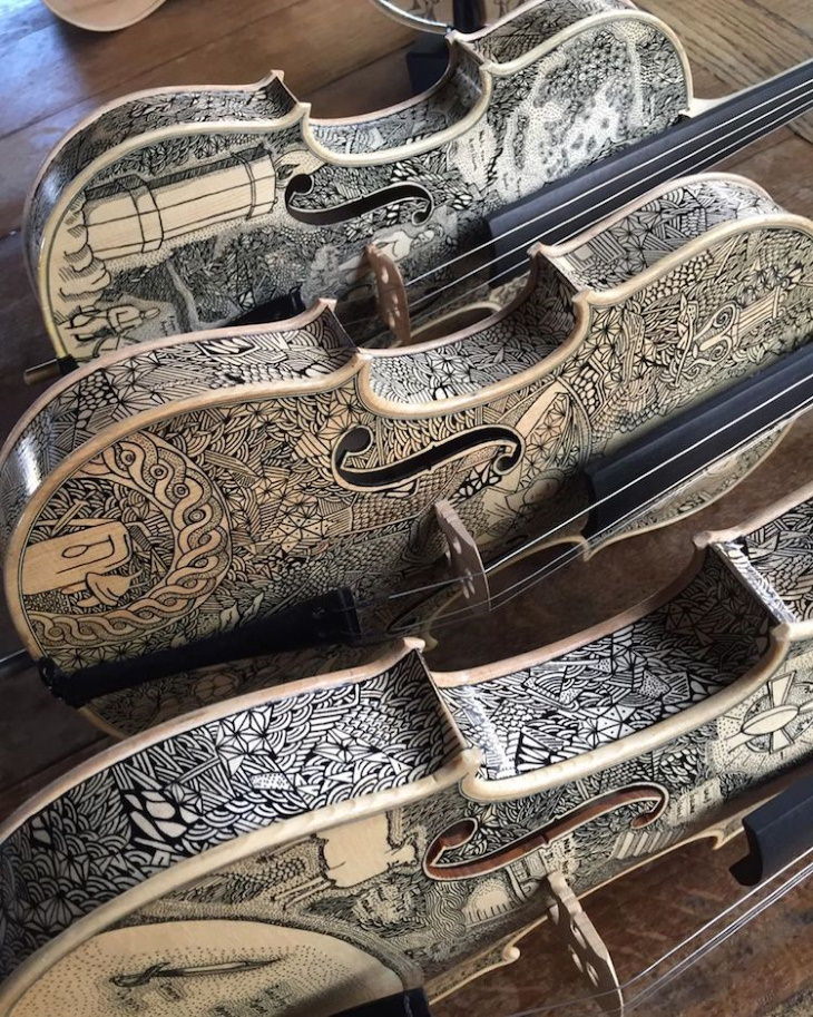 Violines decorados por Leonardo Frigo tres violines juntos