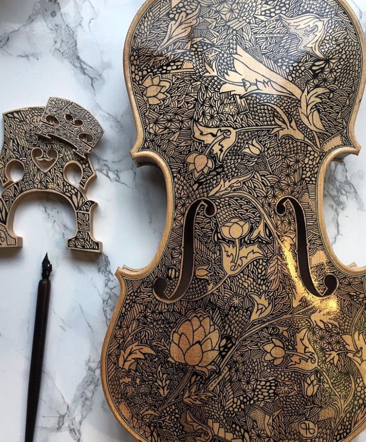 Violines decorados por Leonardo Frigo flores