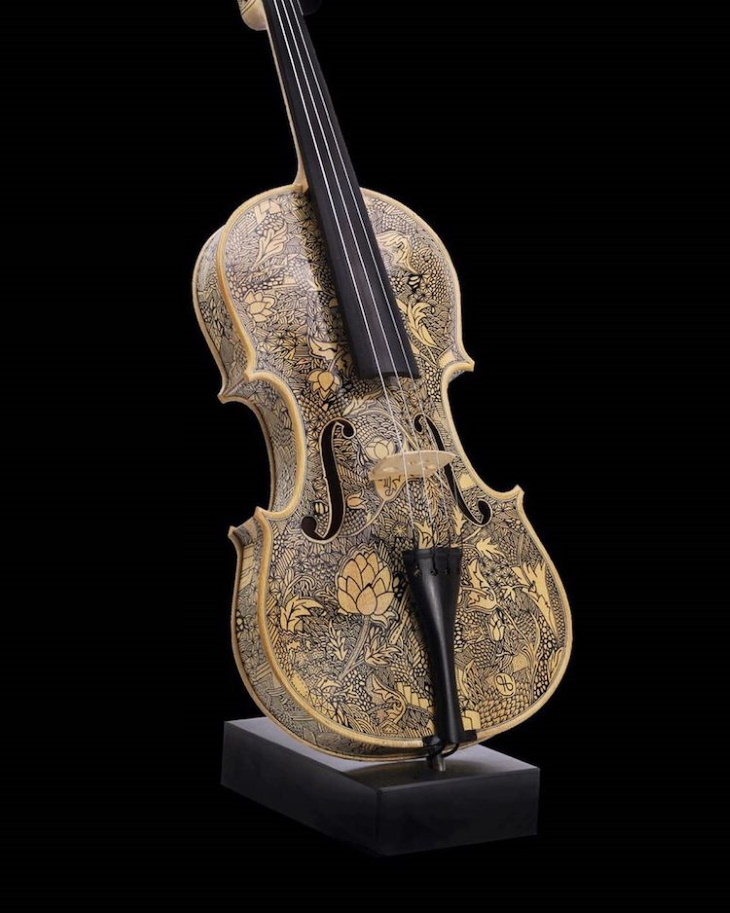 Violines decorados por Leonardo Frigo flores