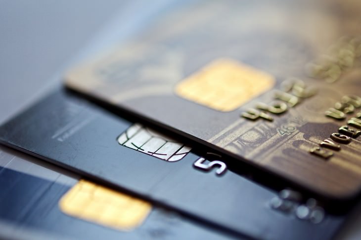 8 Consejos Falsos Sobre El Ahorro Depende de las tarjetas de crédito en lugar de los fondos de emergencia