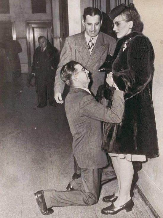  Un hombre se arrodilla ante su esposa en una corte de divorcio de Chicago en 1948