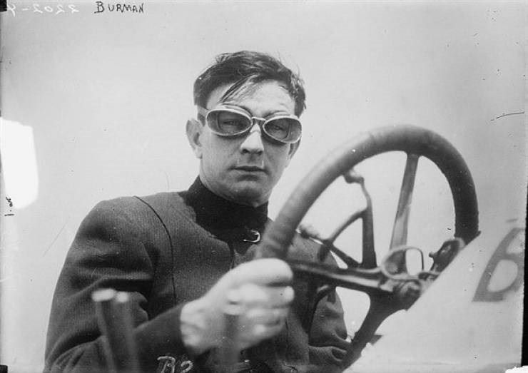 El piloto de autos de carrera estadounidense Bob Burman en 1910