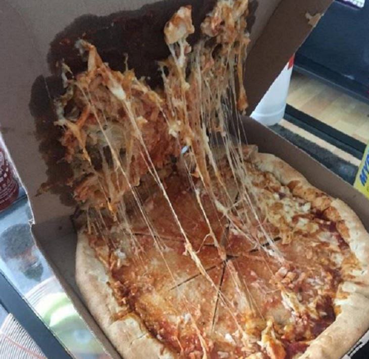 Divertidas Imágenes De Pedidos Fallidos pizza con el queso en la tapa