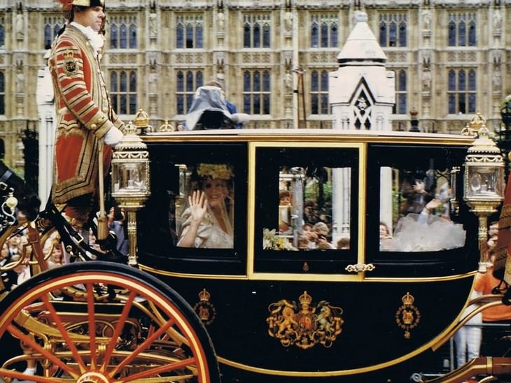 El príncipe Andrew (hijo de la reina Isabel II) se casó con Sarah Ferguson en la Abadía de Westminster, el 23 de julio de 1986