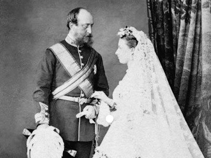 La Princesa Helena (hija de la Reina Victoria) y el Príncipe Cristiano de Schleswig-Holstein-Sonderburg-Augustenburg en la Capilla de San Jorge, Castillo de Windsor, 5 de julio de 1866
