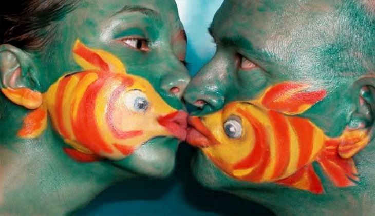 arte coporal pareja con peces en la cara