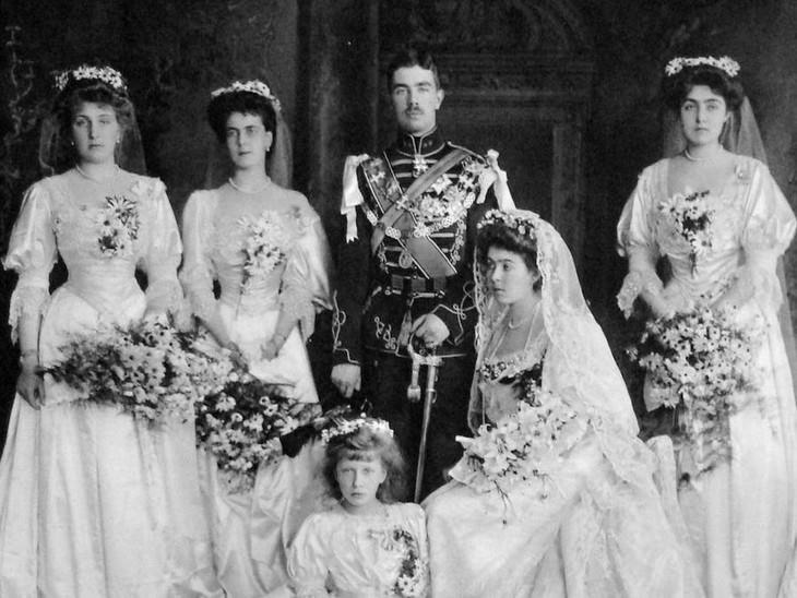 La princesa Margarita de Connaught (hija del Príncipe Arturo y nieta de la Reina Victoria) se casó con el Príncipe Gustaf Adolf de Suecia (que será el Rey Gustaf VI de Suecia) en la Capilla de San Jorge, Castillo de Windsor, el 15 de junio de 1905