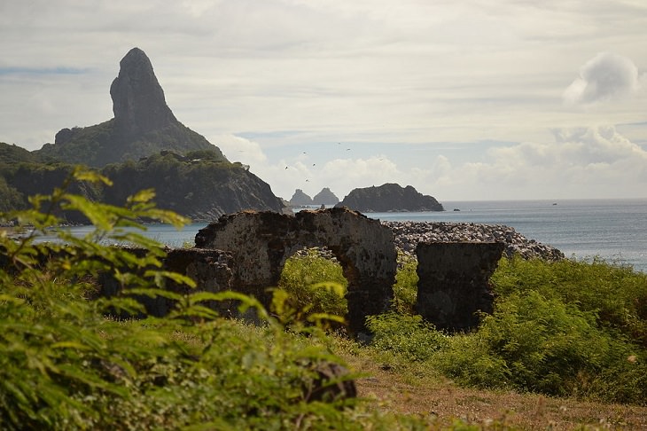 Las icónicas ruinas del forte de Fernando de Noronha