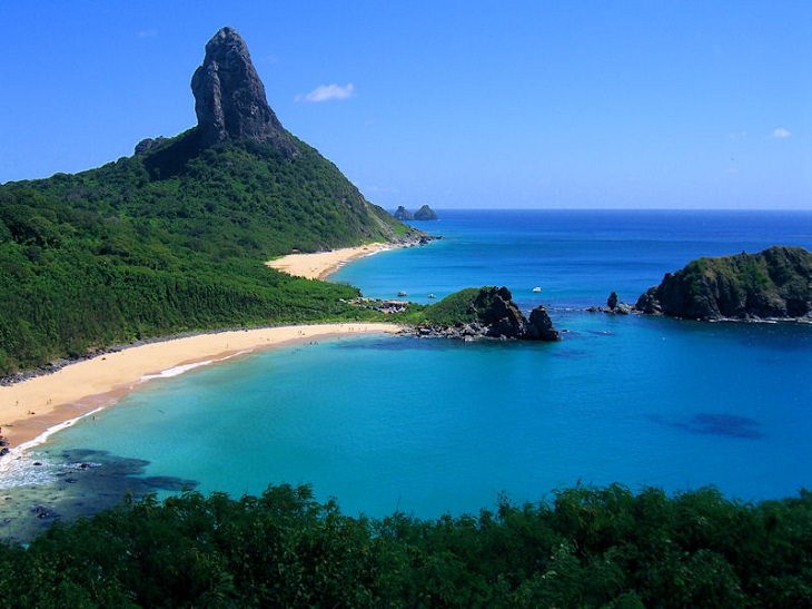 Junto a la playa se encuentran las playas Do Meio y Conceição