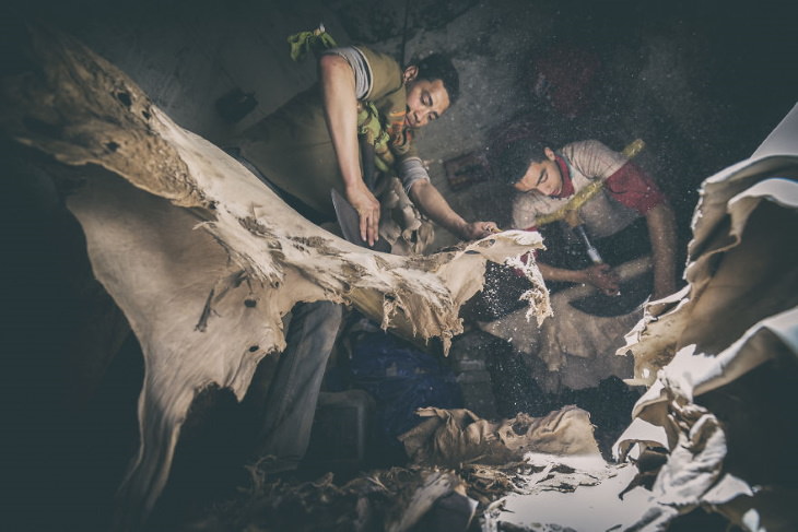 7. Los artesanos locales han estado produciendo cuero hecho a mano utilizando las mismas técnicas desde la época medieval
