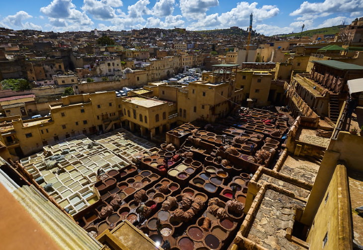  La ciudad histórica de Fez es famosa por sus curtiembres de cuero, con tanques de teñido de cuero multicolor vistos a continuación