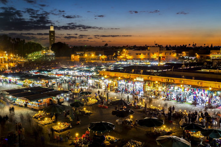 El mercado nocturno de Marrakech es como un carnaval, combinando espectáculos callejeros, puestos de recuerdos, deliciosa cocina local, todo en un solo lugar