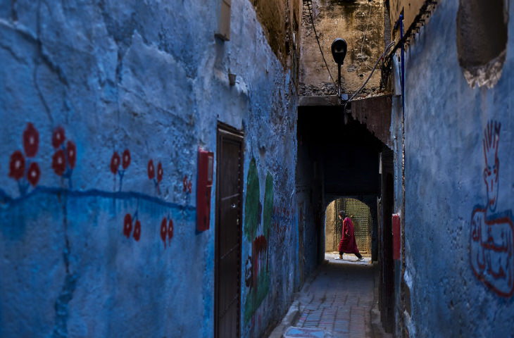 5. Las ciudades marroquíes son conocidas por sus estrechas callejuelas y paredes pintadas en colores brillantes