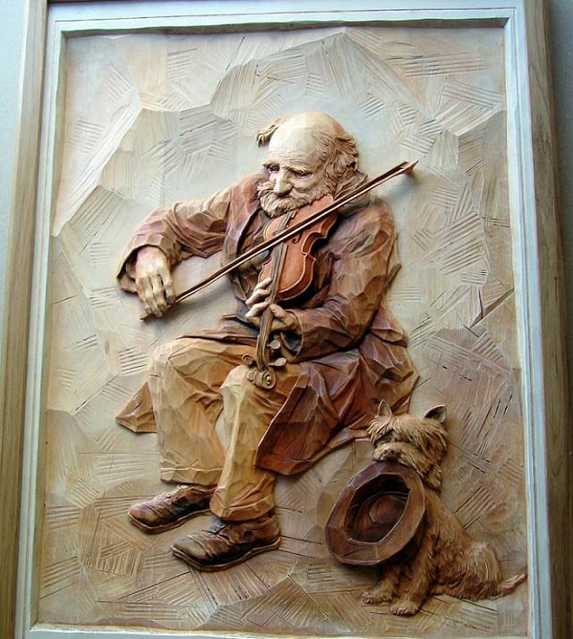 Arte en madera de Evgeny Dubovik hombre tocando el violín