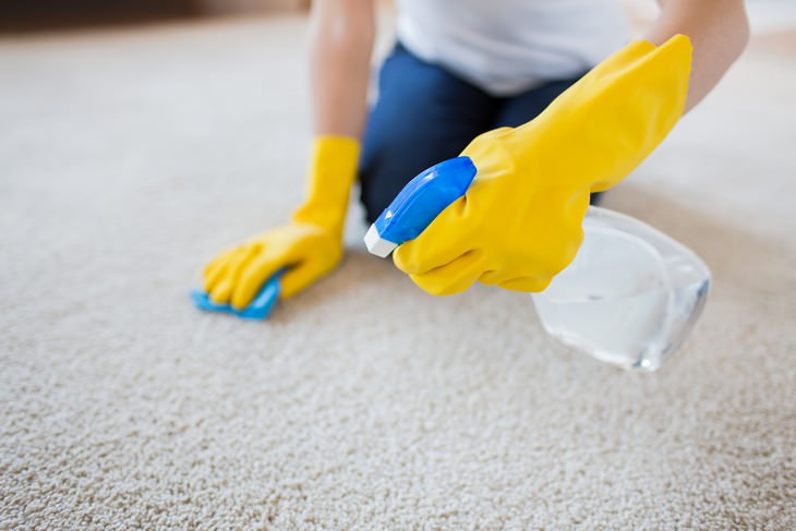  8. Eliminación de manchas de alfombras con vinagre