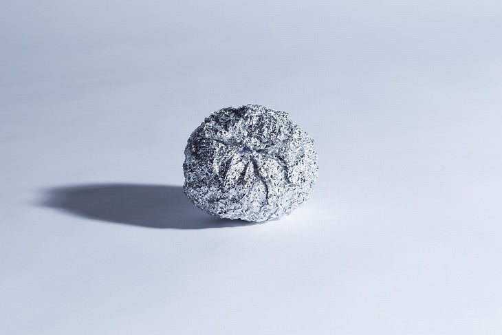    6. Una bola de papel de aluminio en la secadora de ropa