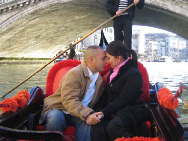 Una propuesta de matrimonio bajo el puente Rialto en Venecia