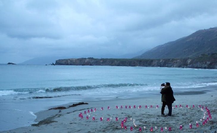 Una propuesta llena de velas en una playa en el sur de California