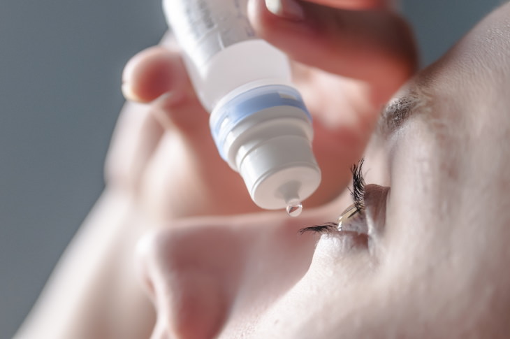 Cómo aliviar la conjuntivitis usa gotas hidratantes para los ojos