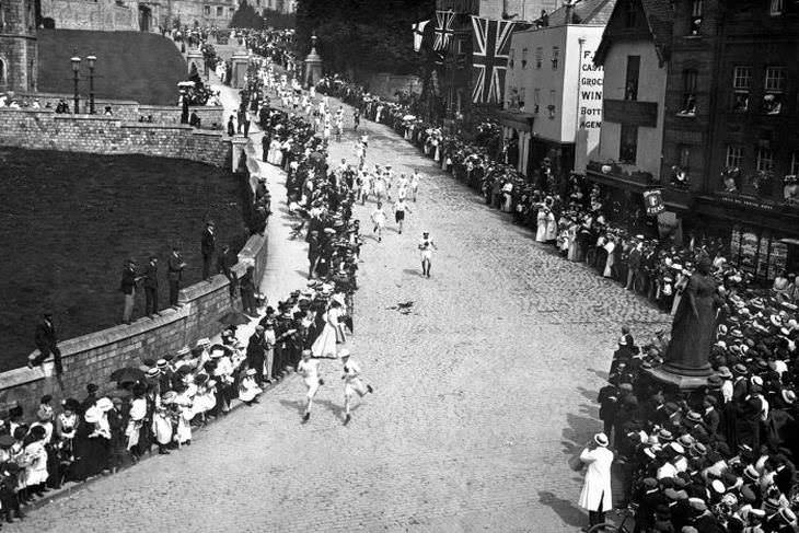 En la imagen, el comienzo del maratón durante los Juegos Olímpicos de verano de 1908 en el Castillo de Windsor en Londres