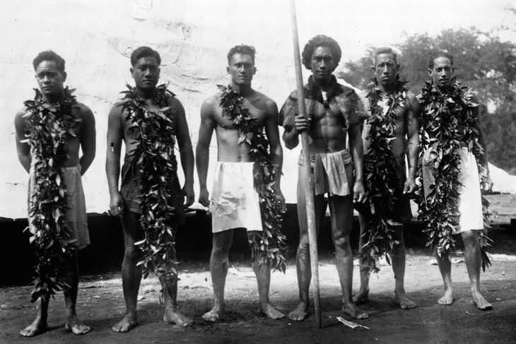 El nadador medallista de oro olímpico Duke Kahanamoku, cuarto desde la izquierda, se encuentra con otros nadadores en 1921