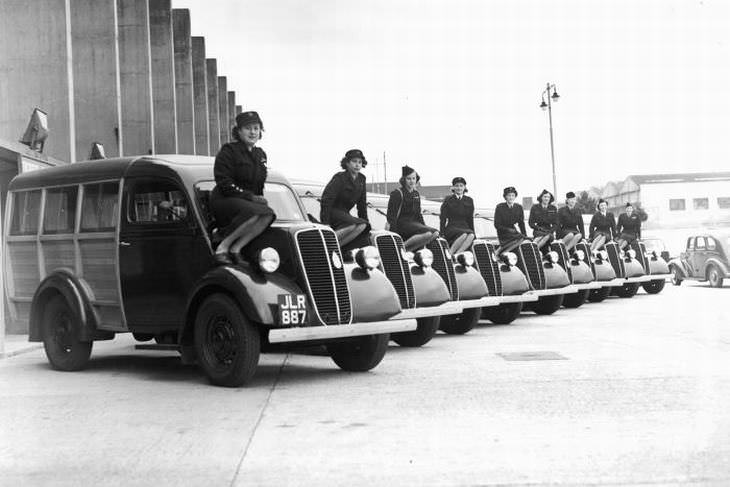  Una flota de furgonetas con sus conductoras posan para un retrato antes de transportar a los competidores entre los diversos eventos deportivos en los Juegos Olímpicos de verano de 1948 en Londres