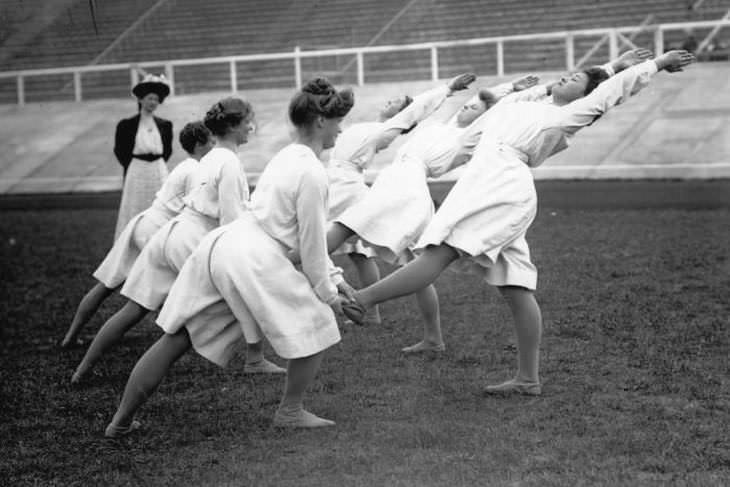 5. Las gimnastas danesas practican en los Juegos Olímpicos de Londres de 1908