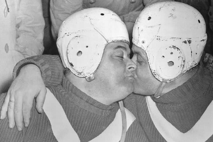 Los alemanes Andreas Ostler y Lorenz Nieberl comparten un beso después de ganar en el evento de trineo de dos hombres en los Juegos Olímpicos de verano de 1952 en Oslo