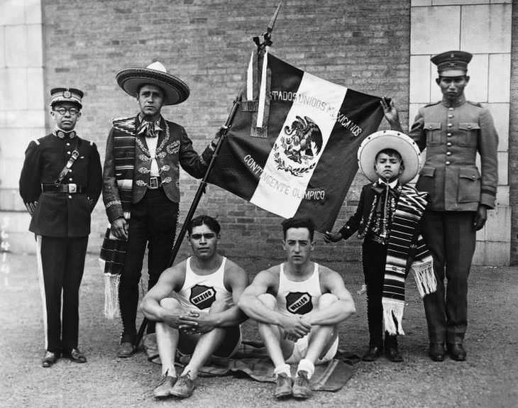 Los atletas mexicanos posan para una foto antes de abordar su barco para participar en los Juegos Olímpicos de verano de 1924 en París