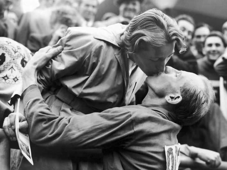 Después de su victoria durante los Juegos Olímpicos de verano de 1952 en Helsinki, el corredor de larga distancia checoslovaco Emil Zátopek besa a su esposa