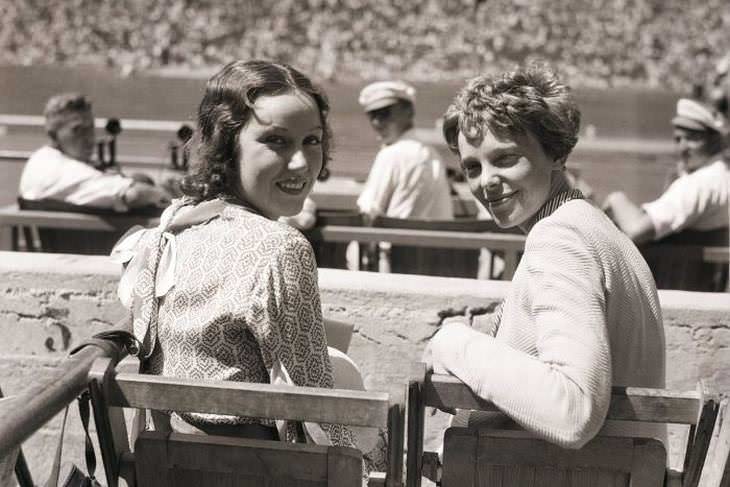 La actriz Fay Wray y la aviadora Amelia Earhart asisten a los Juegos Olímpicos de verano en Los Ángeles el 1 de agosto de 1932