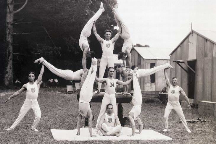 En julio de 1924, los gimnastas estadounidenses practican sus acrobacias