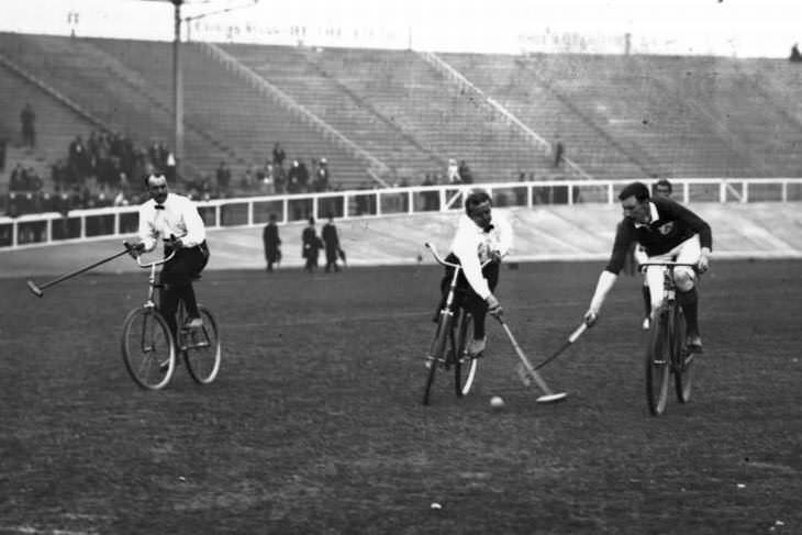 8. Los ciudadanos irlandeses y alemanes compiten en la final del polo de bicicletas durante los Juegos Olímpicos de verano de 1908 en Londres