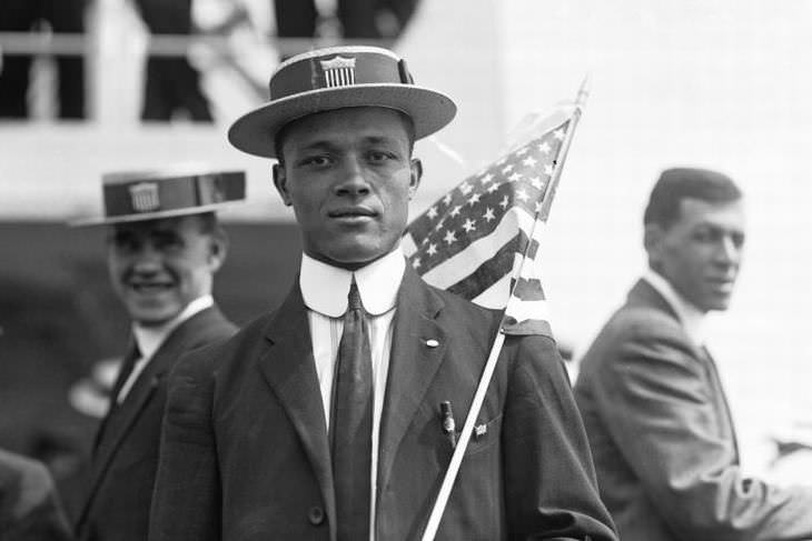 El atleta estadounidense de atletismo Howard P. Drew camino a los Juegos Olímpicos de verano de 1912 en Estocolmo