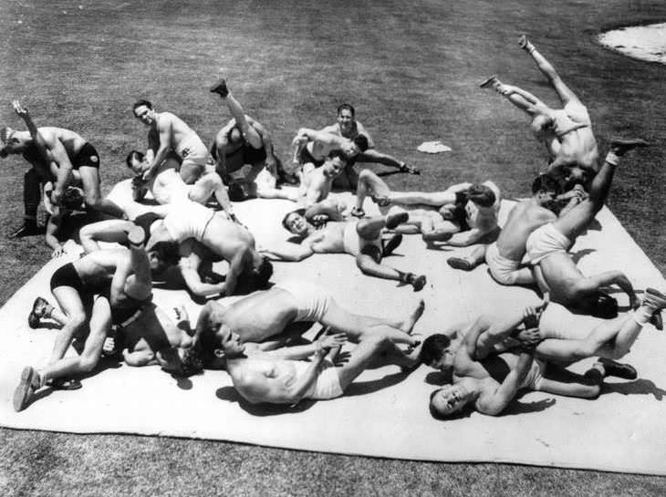 Los luchadores entrenan para los juegos olímpicos, alrededor de 1930.