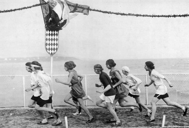 Las mujeres compiten en la carrera de los 800 metros en 1922