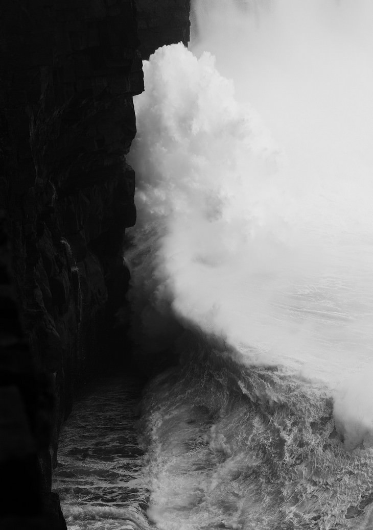 Asombrosas Fotografías De La Fuerza y Belleza Del Océano ola reventando en un risco