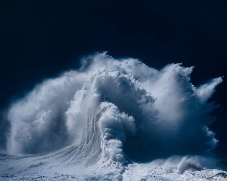 Asombrosas Fotografías De La Fuerza y Belleza Del Océano  ola azul reventando en el mar