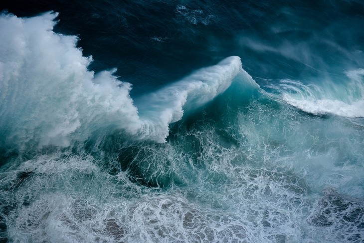 Asombrosas Fotografías De La Fuerza y Belleza Del Océano olas de color azul profundo
