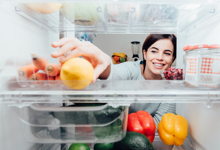 Lavar los productos antes de ponerlos en el refrigerador hace más daño que bien