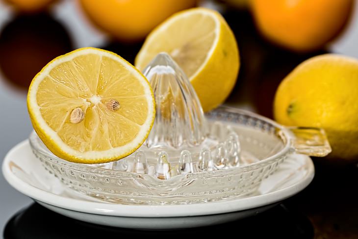 Usa  jugo de limón para mantener frescas las frutas y verduras