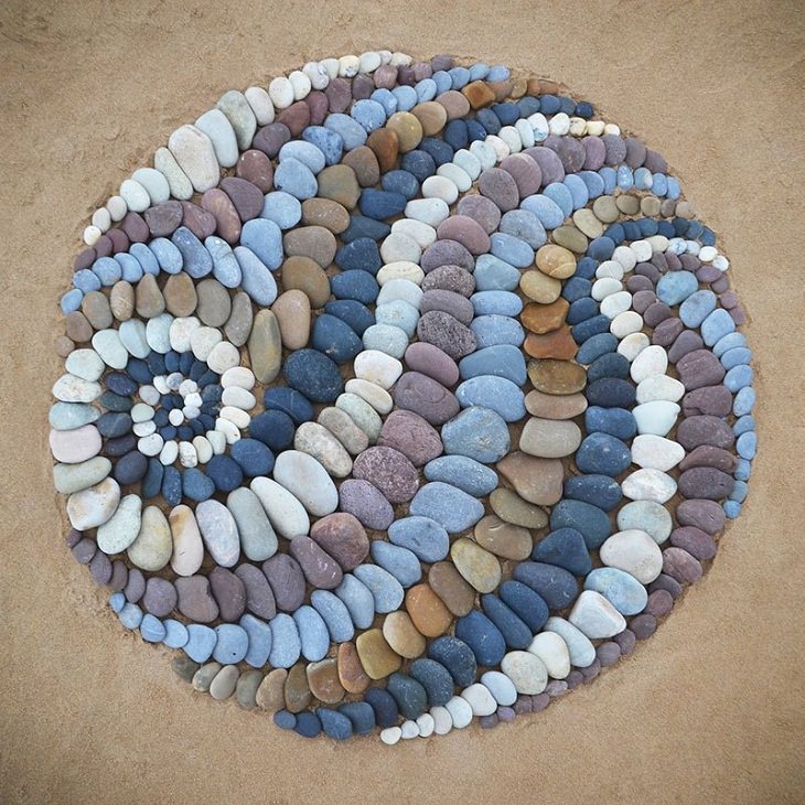 Beach stone Art circular shape