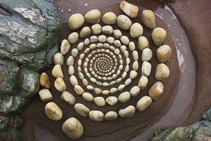 Beach stone Art swirling pattern