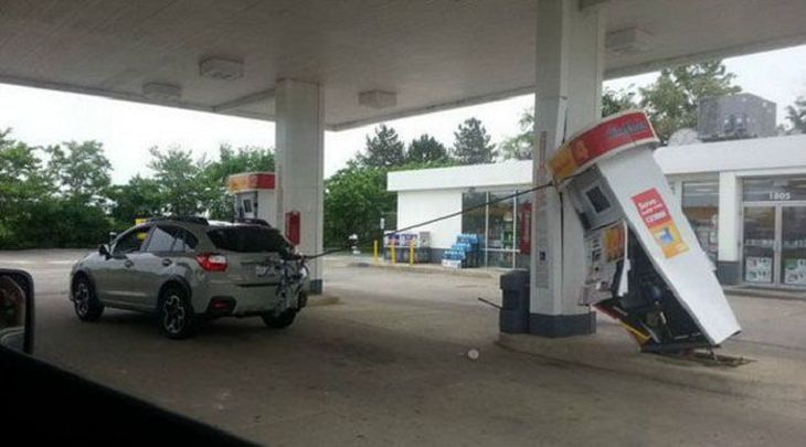 Divertidas Fotografías De La Vida Cotidiana En Rusia un hombre llevándose una estación de gasolina