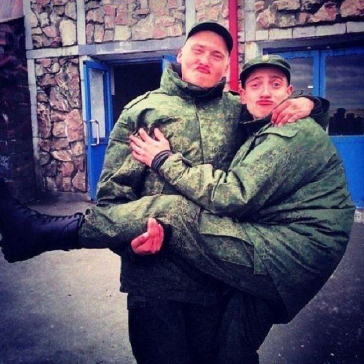 Divertidas Fotografías De La Vida Cotidiana En Rusia un militar abrazando al otro
