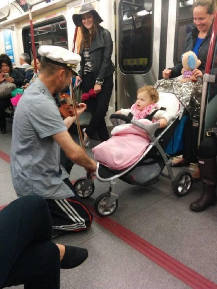 Cuando esta bebé comenzó a llorar en el metro, un hombre se acercó y comenzó a tocar el violín para distraerla, y tal parece que resultó
