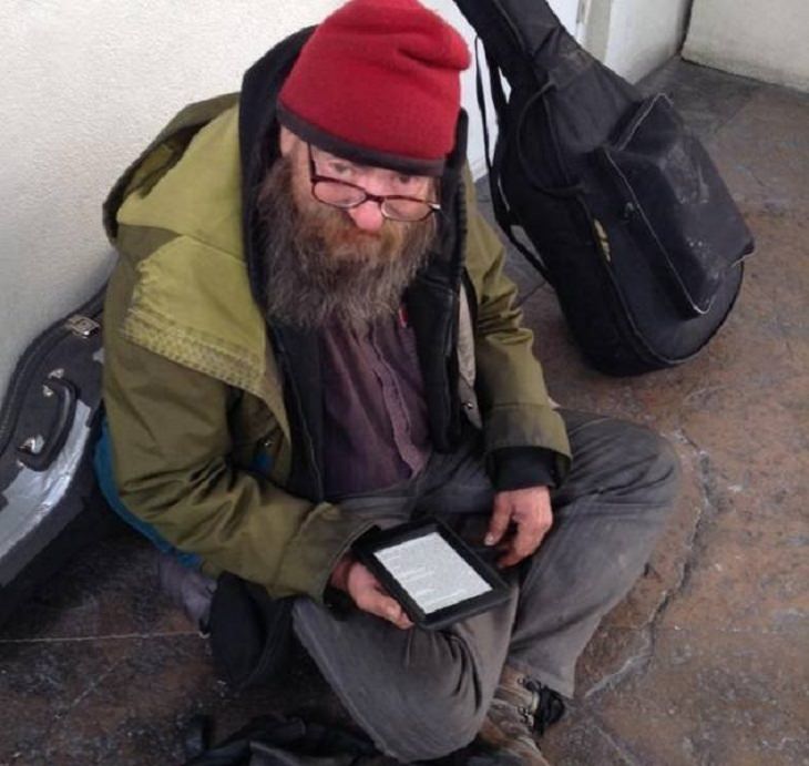 Un hombre sin hogar que solo tenía un libro para leer, recibió de parte de un extraño un Kindle con cientos de libros 