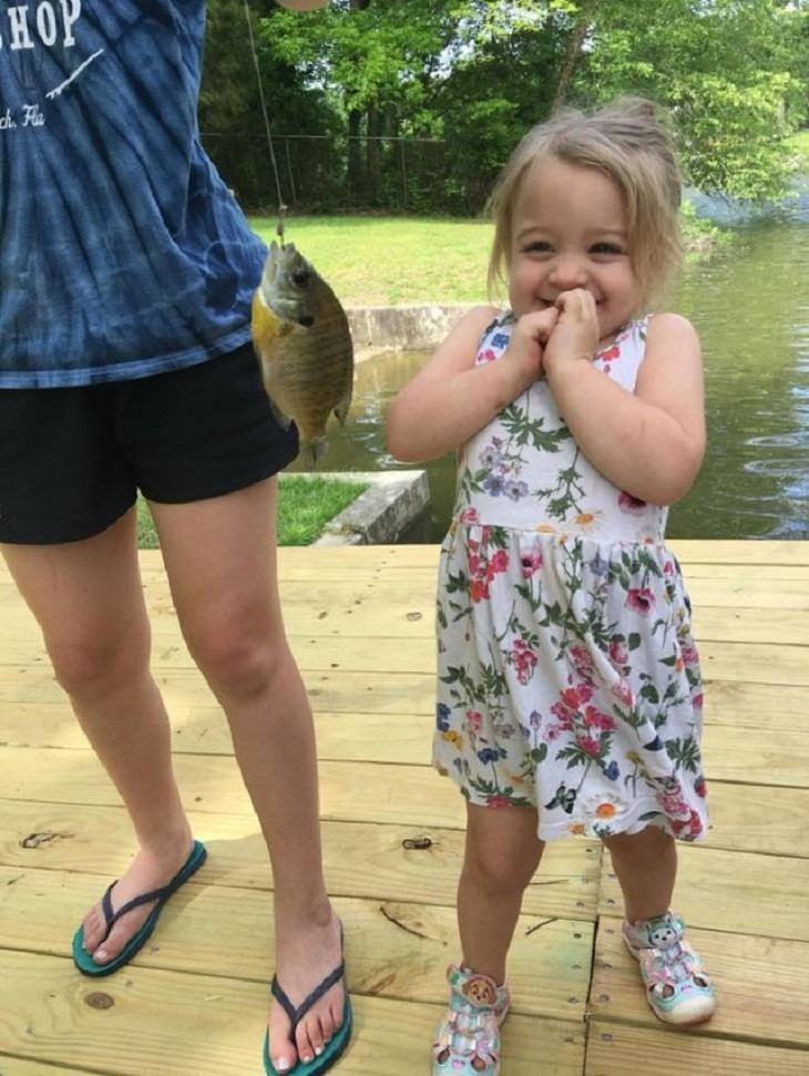 Esta pequeña de 3 años estaba realmente emocionada al atrapar su primer pez